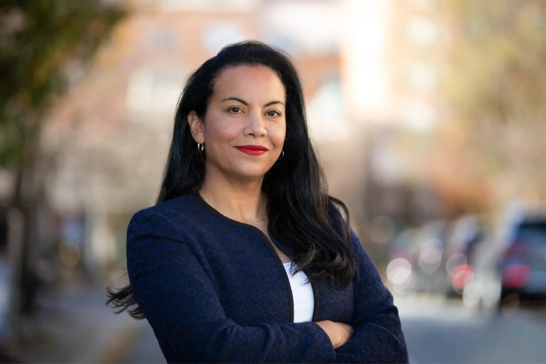 Analilia Mejia, candidata demócrata, hablando en un evento de campaña en Nueva Jersey.