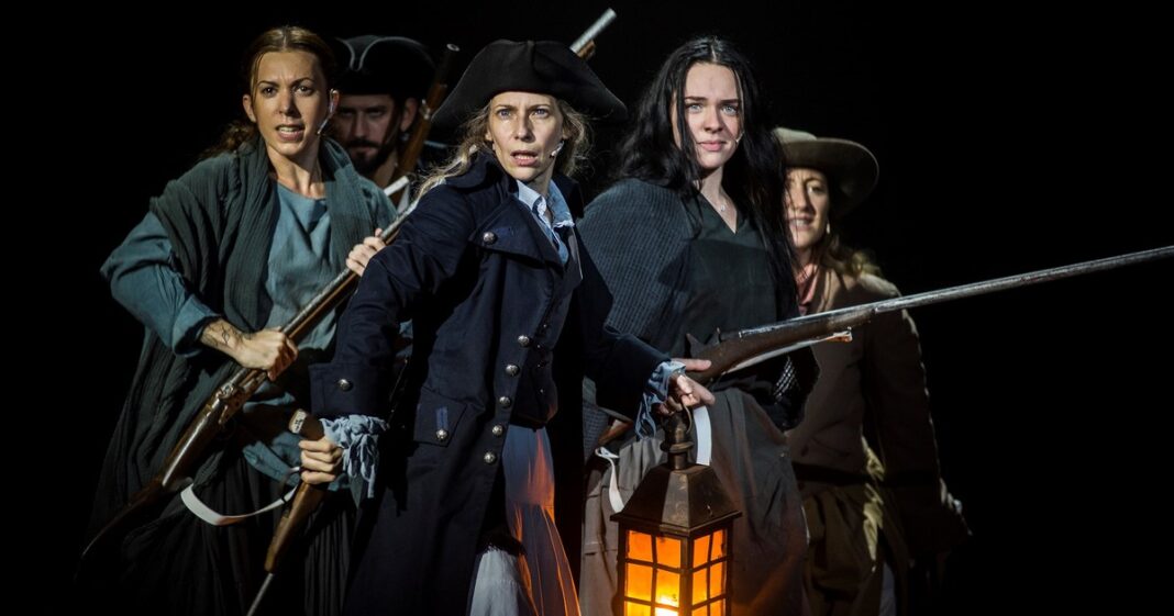 Elena Roger en escena como farolera en la obra Invasiones I No bombardeen Buenos Aires