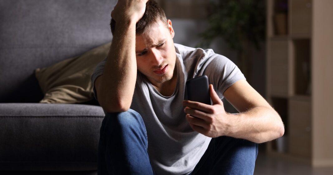 Ilustración de una persona reflexionando sobre una ruptura amorosa, con un reloj de fondo simbolizando el paso del tiempo.