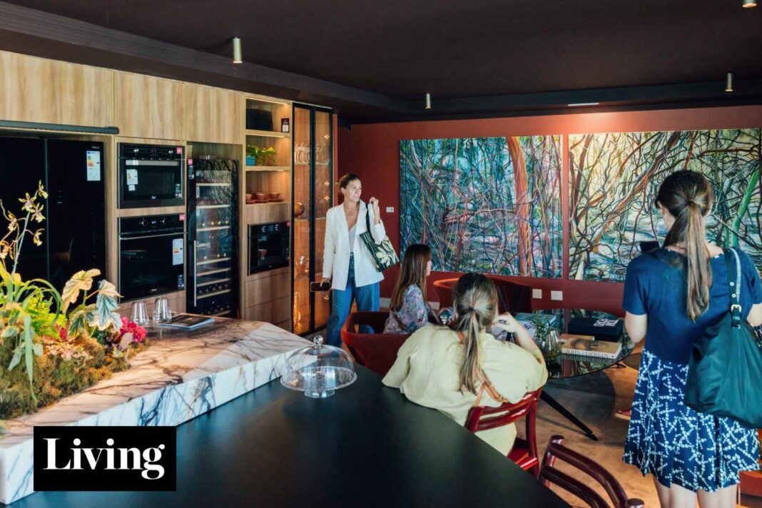 Vista interior de un departamento en la muestra Experiencia Living 2026 en Remeros Beach, Tigre.