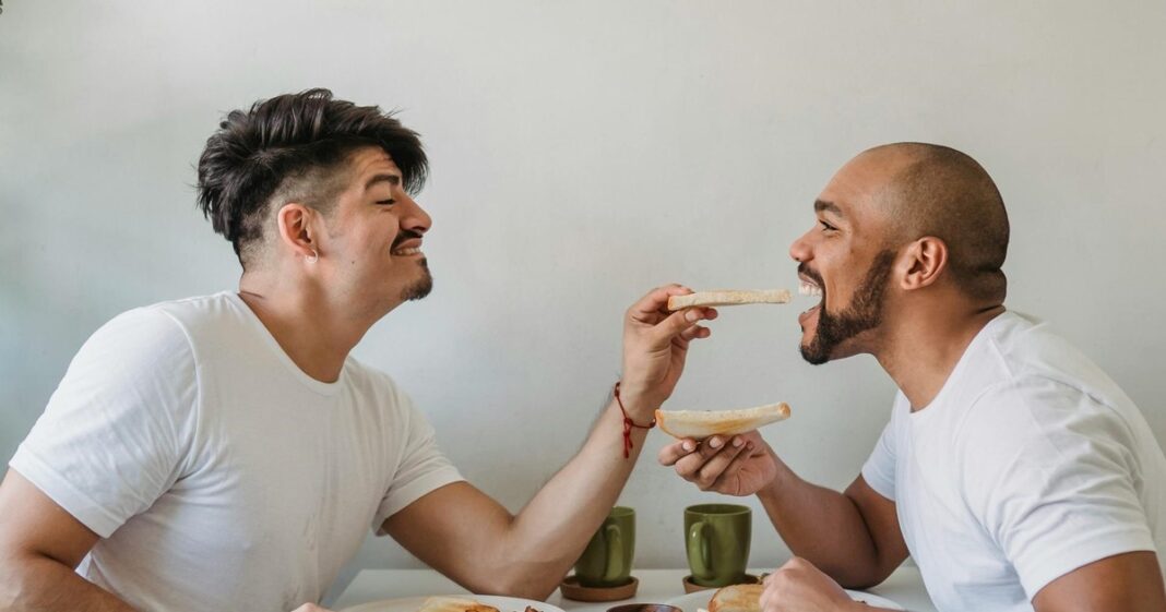 Ilustración de un desayuno saludable con frutas y un tazón, junto a un reloj que marca las 11 horas.