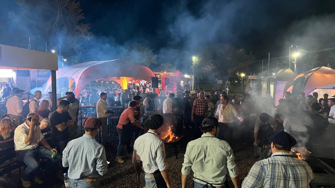 Parrilla con cortes de carne Braford durante el concurso de asadores en Expoagro 2026