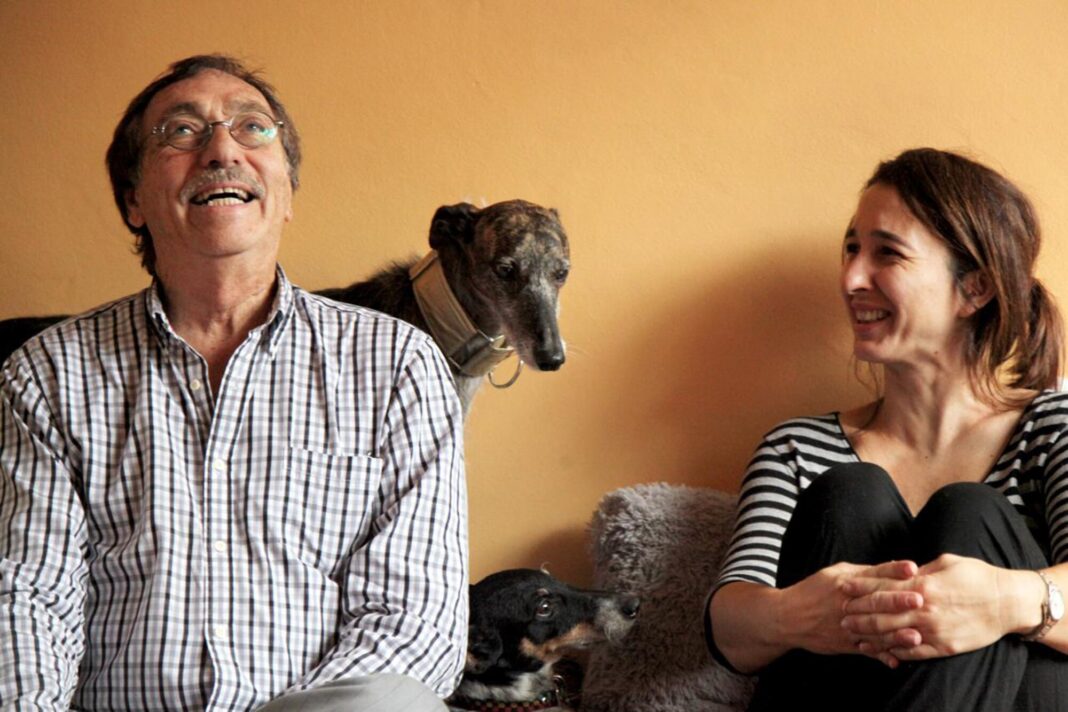 Luis Brandoni acariciando a uno de sus perros en su casa de Palermo