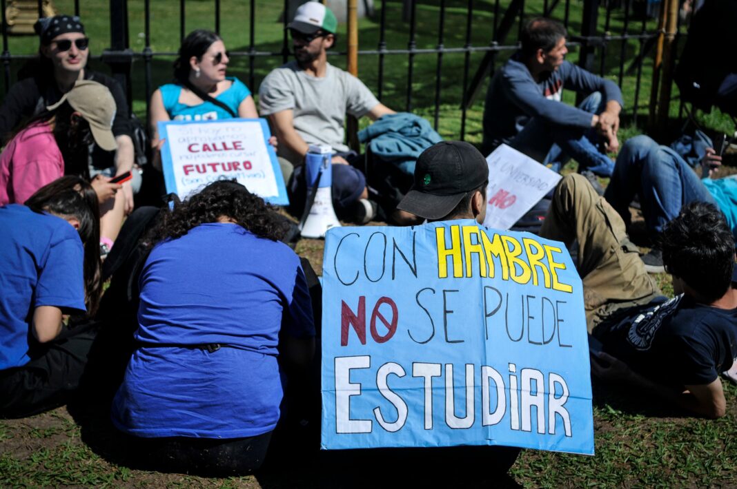 Juez con martillo frente a libros y símbolos de educación, representando el fallo judicial sobre la reforma laboral docente.