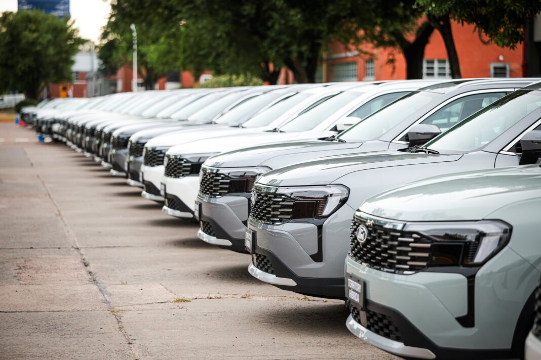 Ford Territory SUV color gris en exhibición, modelo 2026