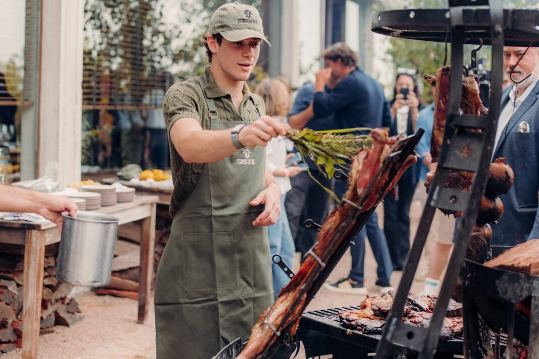 Franco Colapinto saludando frente al Lotus E20 durante los preparativos del road show en Buenos Aires