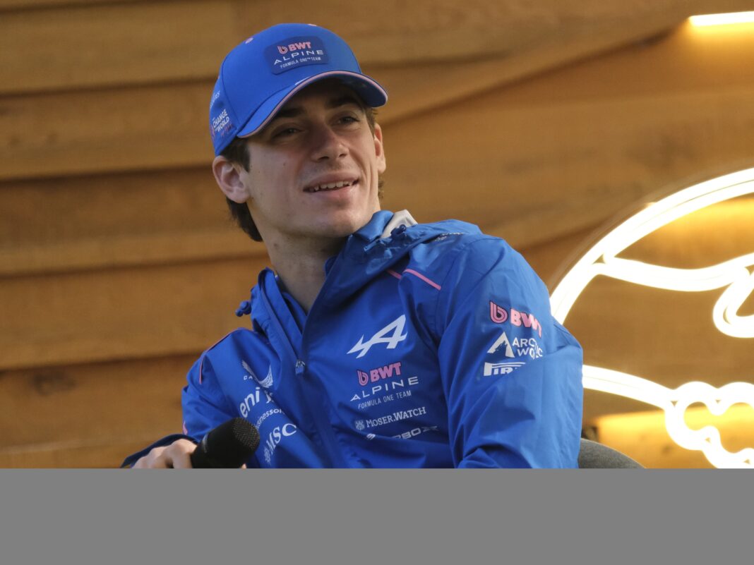 Franco Colapinto en un monoplaza de Fórmula 1 durante el Road Show en Buenos Aires