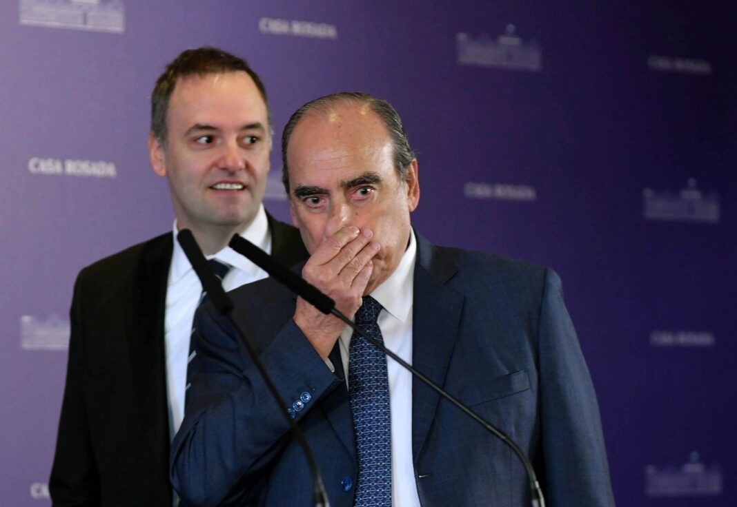 Guillermo Francos y Santiago Adorni en conferencia de prensa