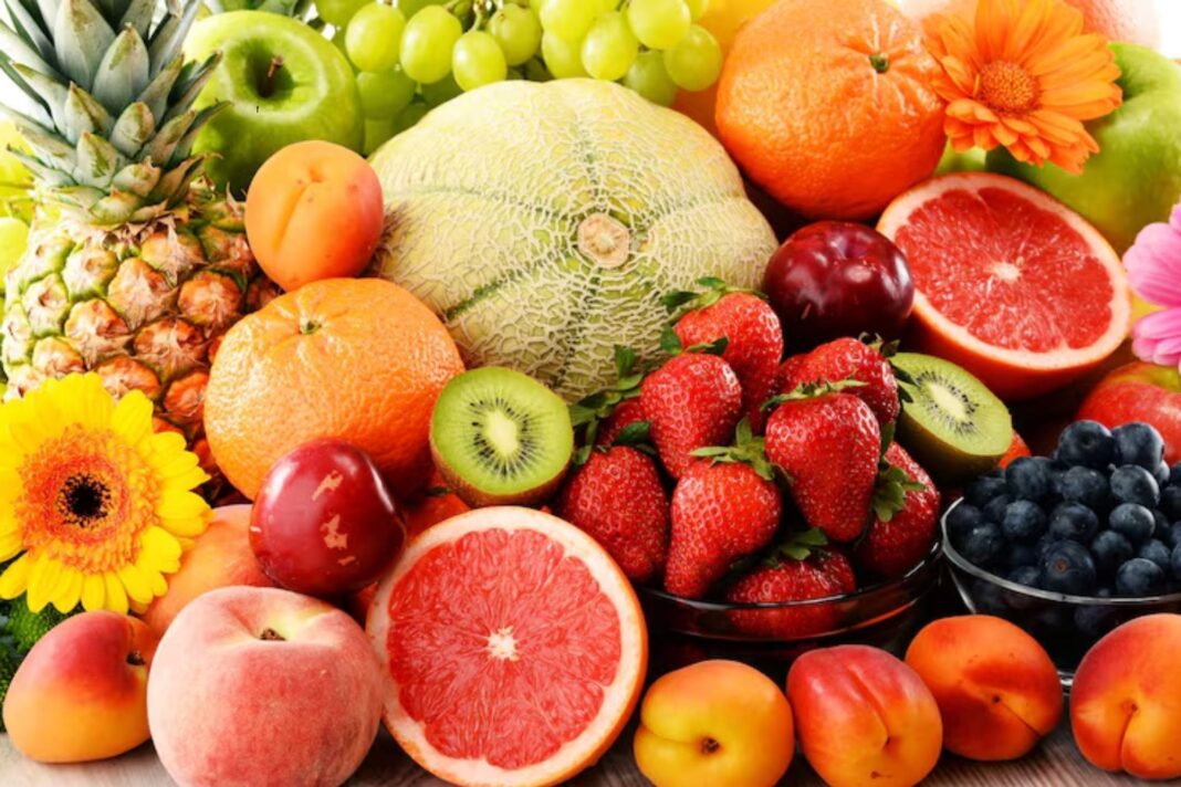 Variedad de frutas frescas con propiedades antiinflamatorias en un plato.