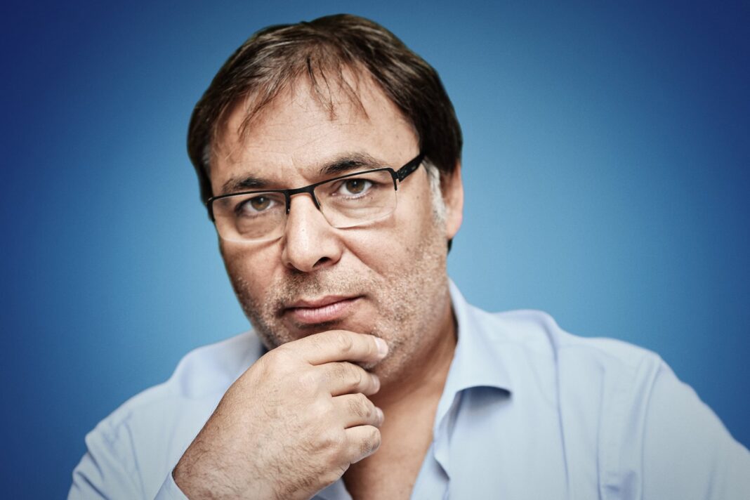 Gabriel Rolón, psicoanalista y escritor, durante una entrevista o charla.