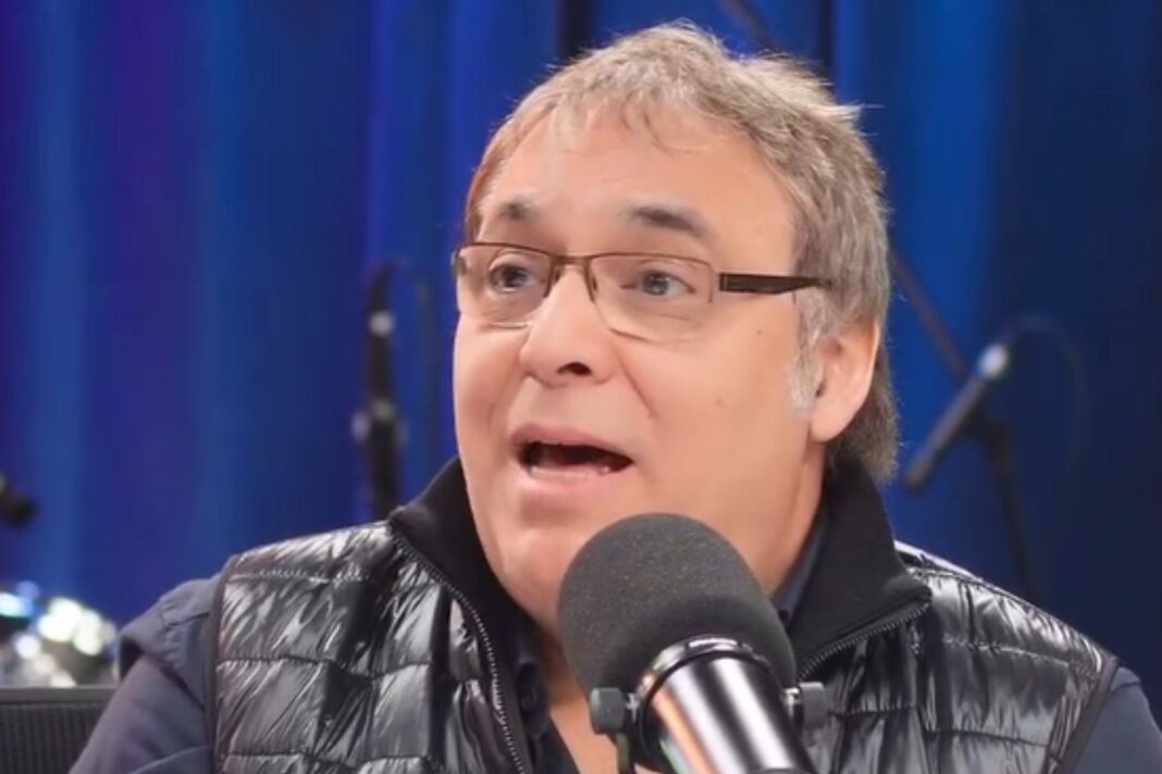 Gabriel Rolón durante entrevista radial en Urbana Play