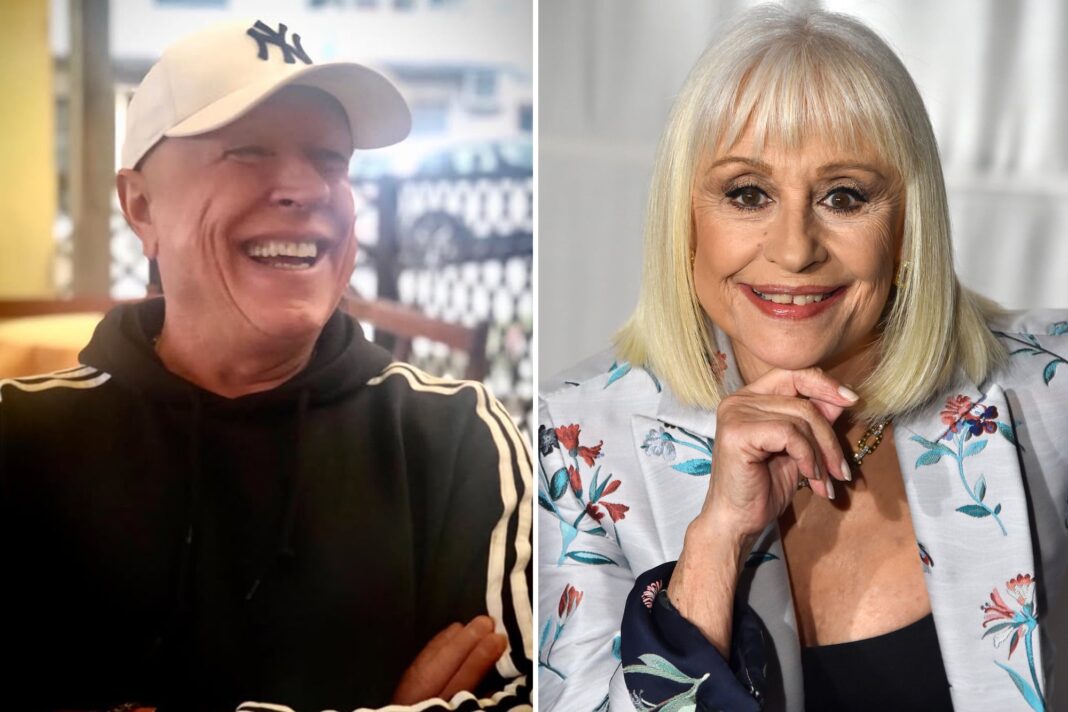 Raffaella Carrà sonriendo en un escenario