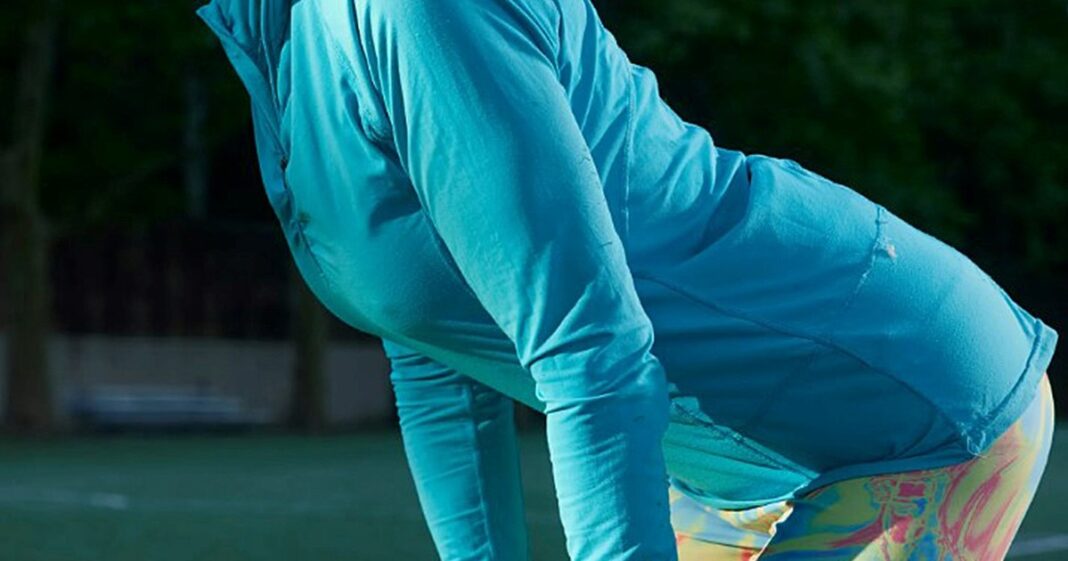 Ilustración de la musculatura glútea y su conexión con la cadena posterior del cuerpo.