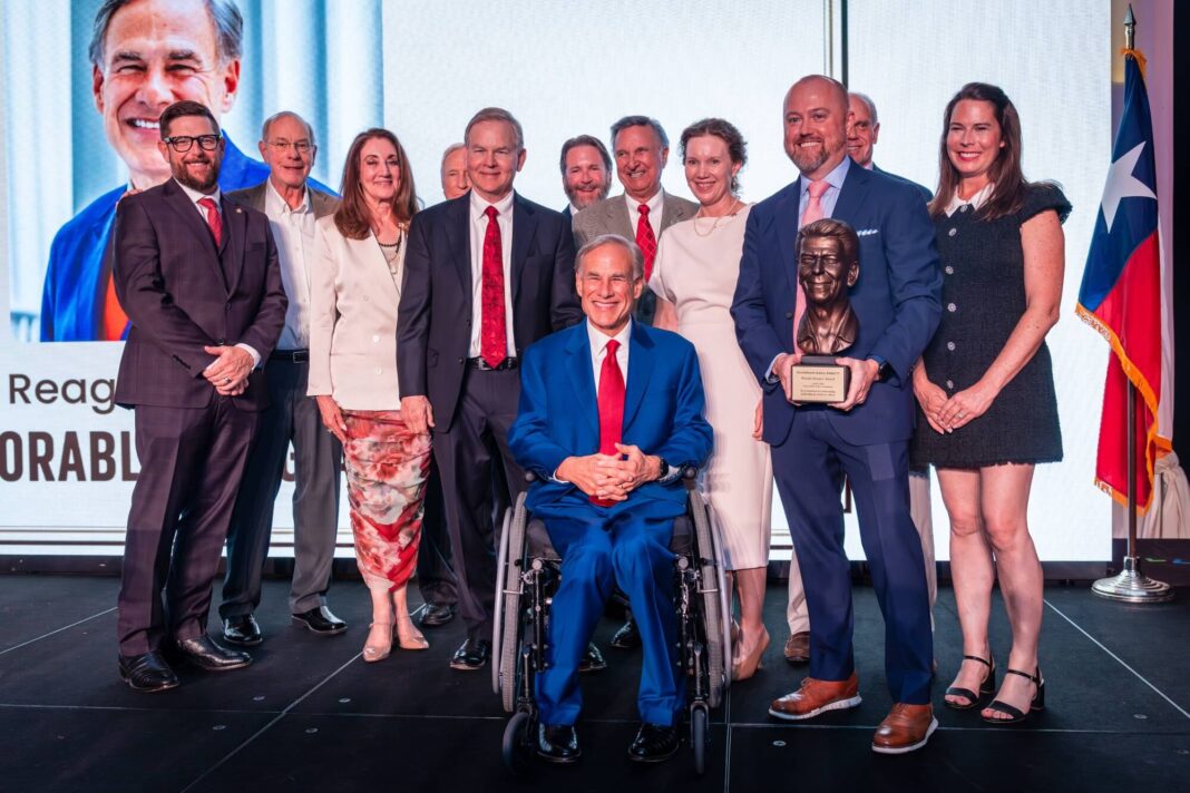 Greg Abbott, gobernador de Texas, durante la entrega del Premio Ronald Reagan.
