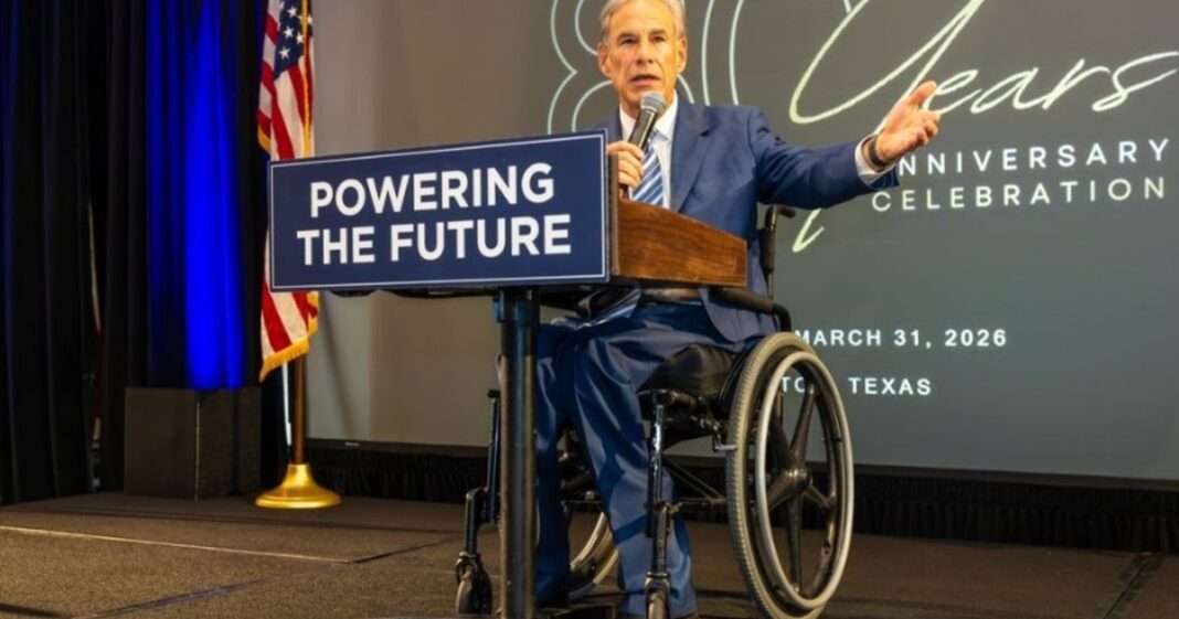Greg Abbott, gobernador de Texas, en su silla de ruedas durante un acto público.