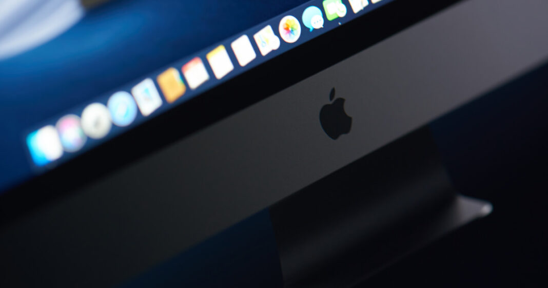 Ilustración de un ataque cibernético con una computadora Apple y un código malicioso