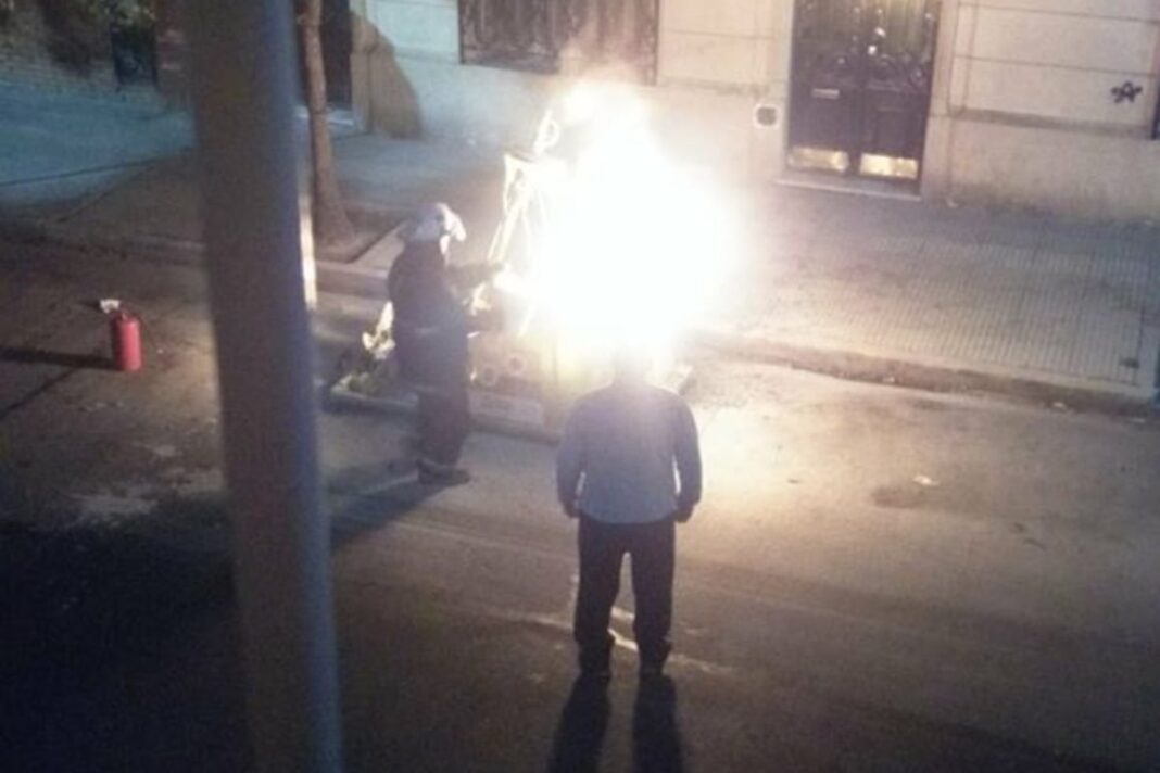 Contenedor de basura en la vía pública, referencia al caso de incendio en San Cristóbal.