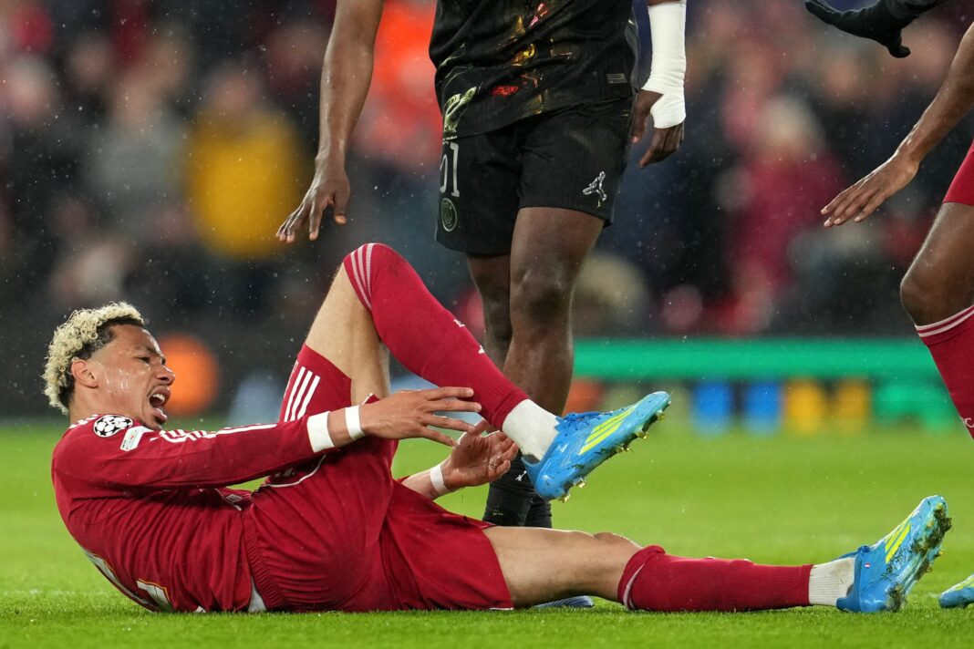 Hugo Ekitike, delantero del Liverpool, lesionado en partido contra PSG