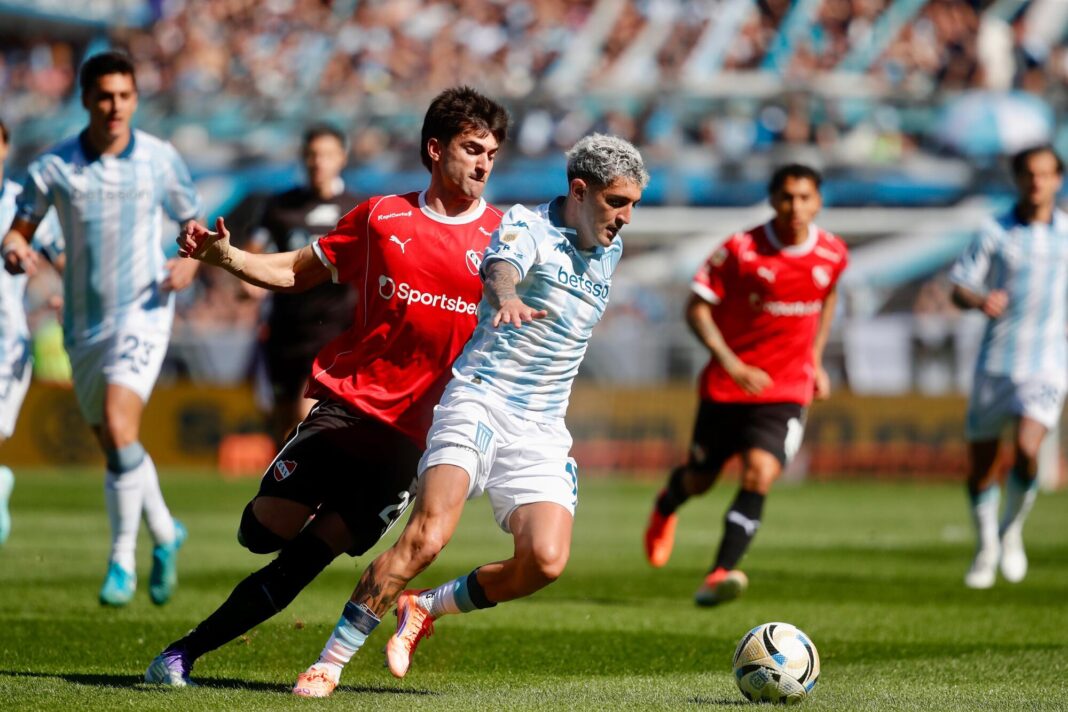 Escudos de Independiente y Racing, los equipos del clásico de Avellaneda.