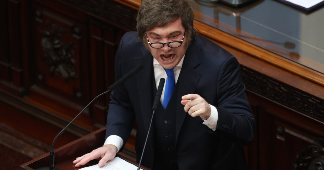 Gráfico de inflación y bandera argentina en un escritorio con documentos económicos.