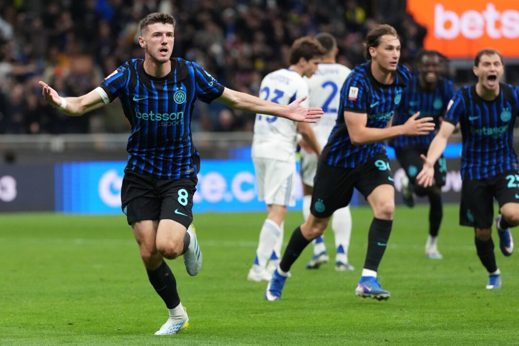Jugadores del Inter de Milán celebran un gol durante el partido contra el Como por la Copa Italia.