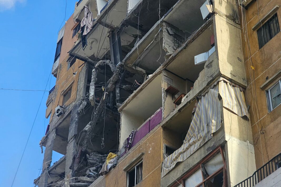 Edificios dañados y escombros en una calle de Beirut tras los bombardeos israelíes.