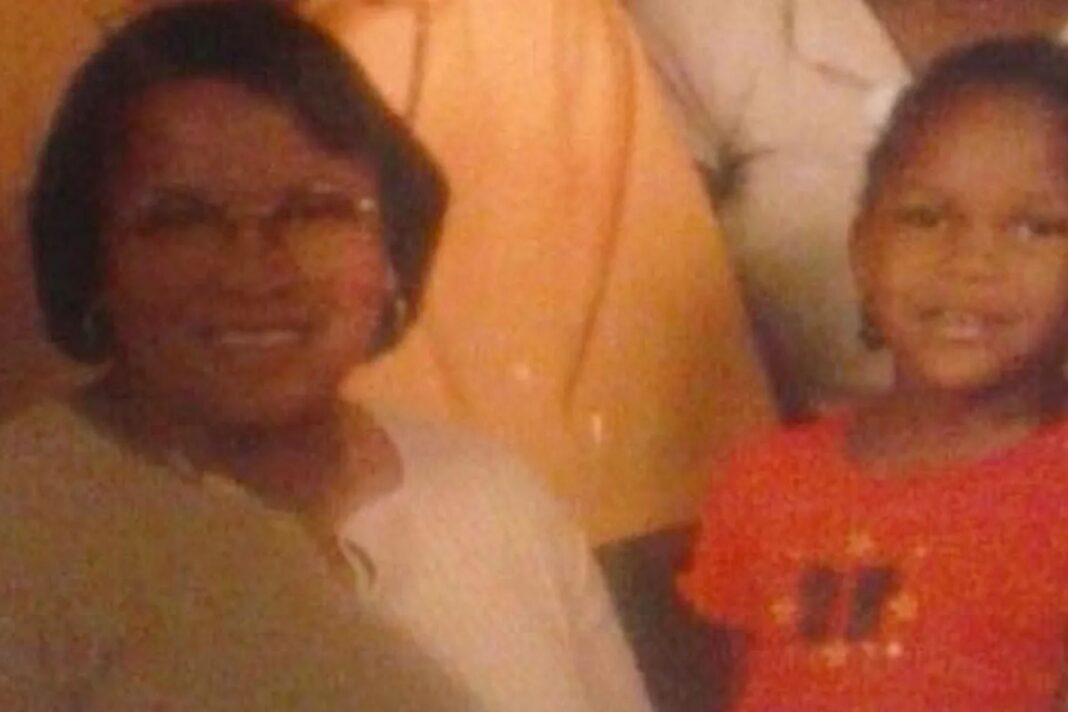 Joven sosteniendo un celular con una foto de su abuela, ilustrando la historia del mensaje enviado.