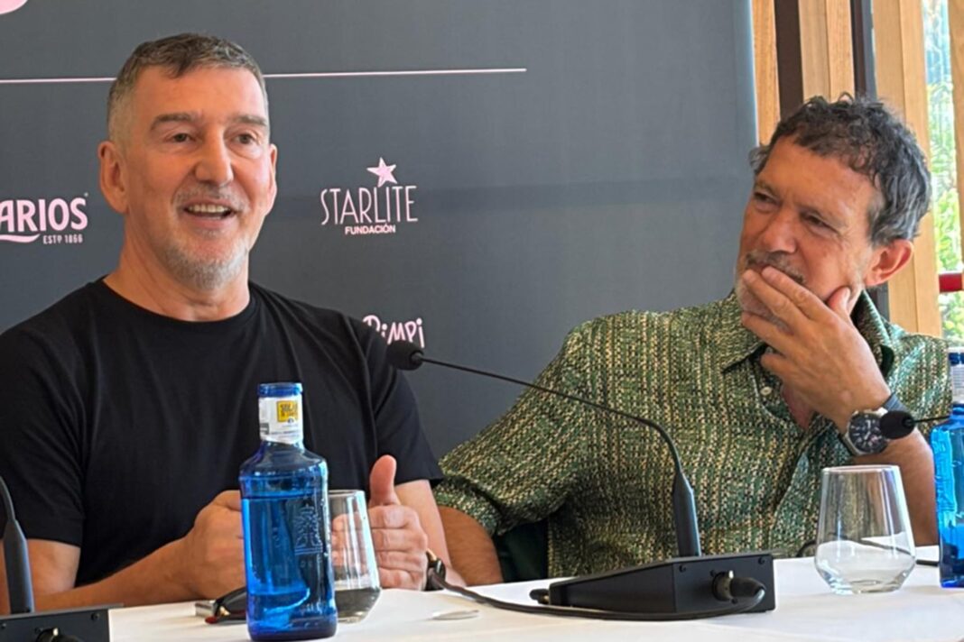 Julio Bocca recibe el Premio Lux Ductor de manos de Antonio Banderas en el festival de danza de Málaga.