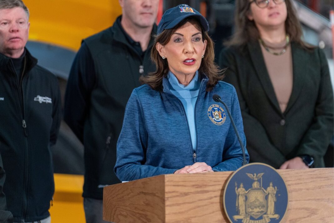 Kathy Hochul, gobernadora de Nueva York, durante un acto público.