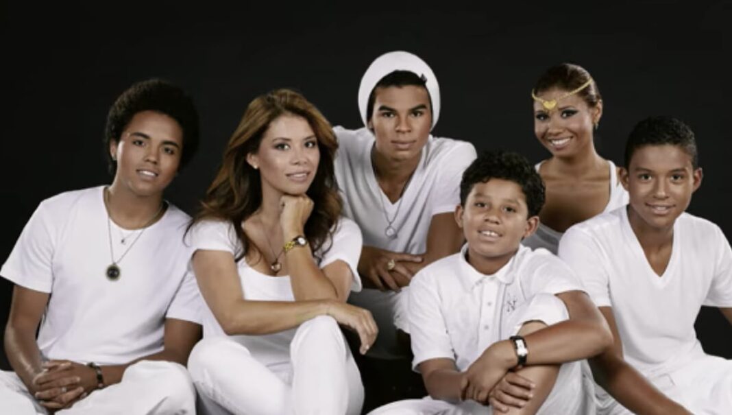 Alejandra Genevieve Oaziaza junto a Jermaine Jackson y sus hijos