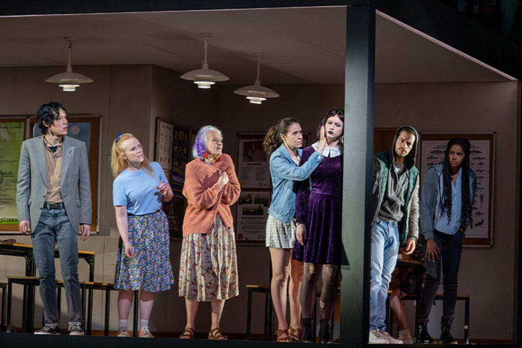 Escena de la ópera Innocence en el Metropolitan Opera House de Nueva York