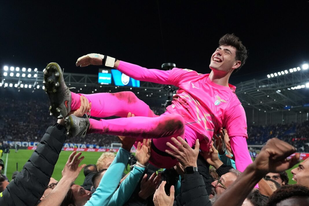 Edoardo Motta celebrando con sus compañeros tras atajar cuatro penales en la semifinal de la Copa Italia