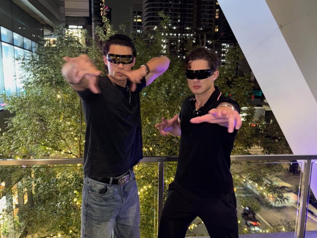 Joven argentino usando el celular, representando la comunidad looksmaxxer en redes sociales