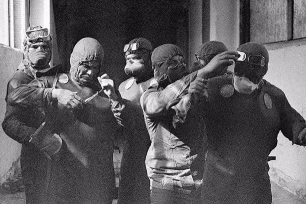 Tres trabajadores de la planta nuclear de Chernóbil conocidos como el escuadrón suicida