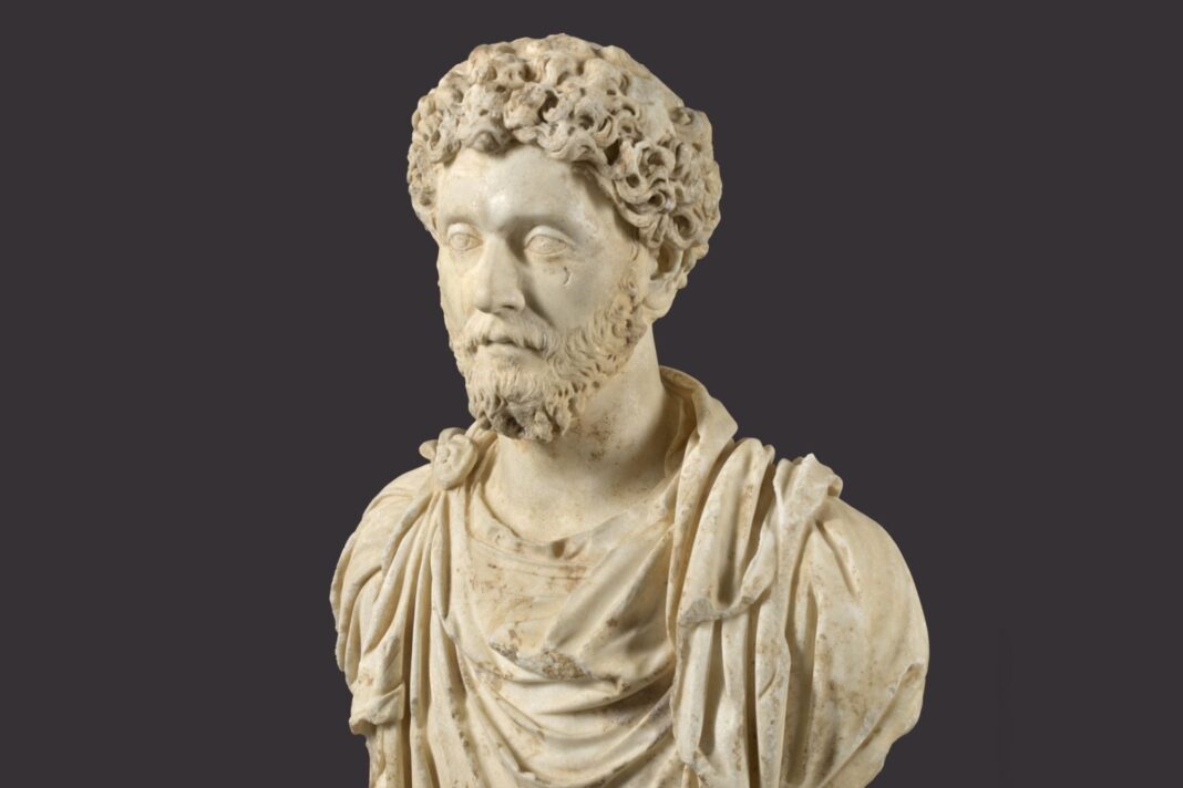 Busto o representación artística del emperador romano y filósofo estoico Marco Aurelio.