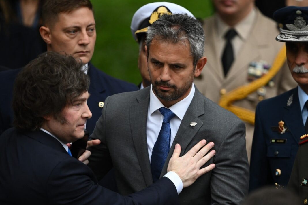 Martín Menem durante el acto público en el barrio de Retiro.