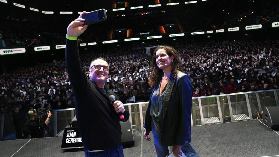 Jóvenes en el Movistar Arena durante la Experiencia Endeavor Sub 20