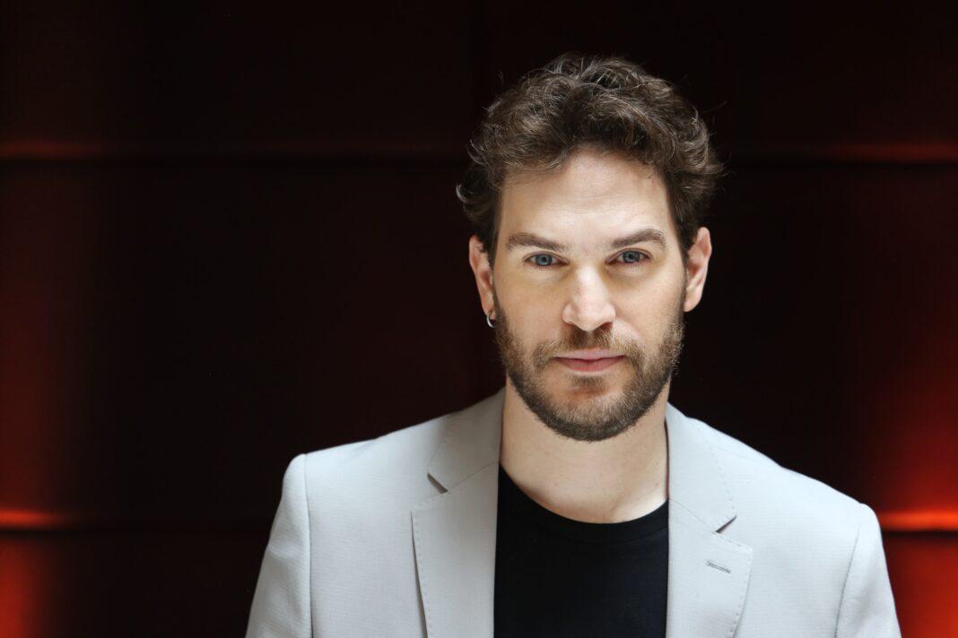 El actor argentino Matías Mayer en una entrevista.