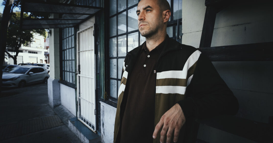 Adolescente leyendo una revista de cine de terror en su habitación