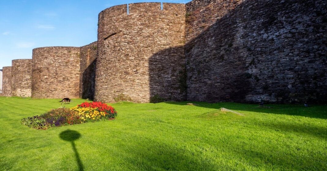 Vista de la muralla romana de Lugo desde su parte superior, con el casco histórico al fondo