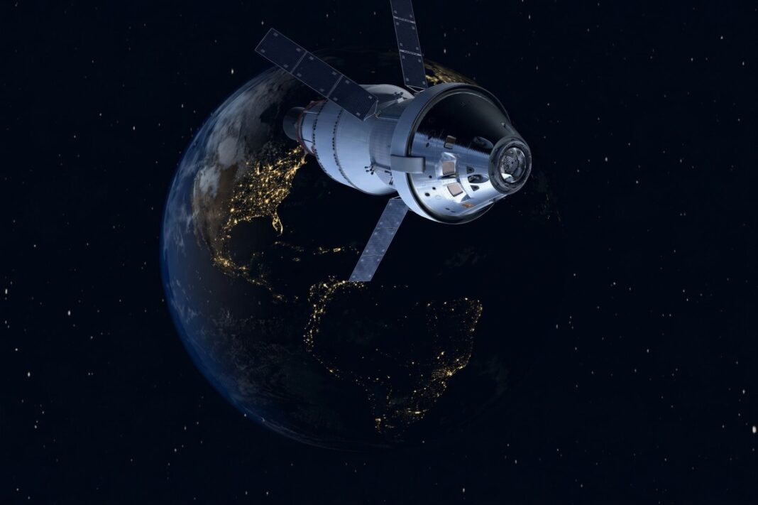 Ilustración de la nave Orion de la NASA en su trayectoria hacia la Luna, con la Tierra de fondo.