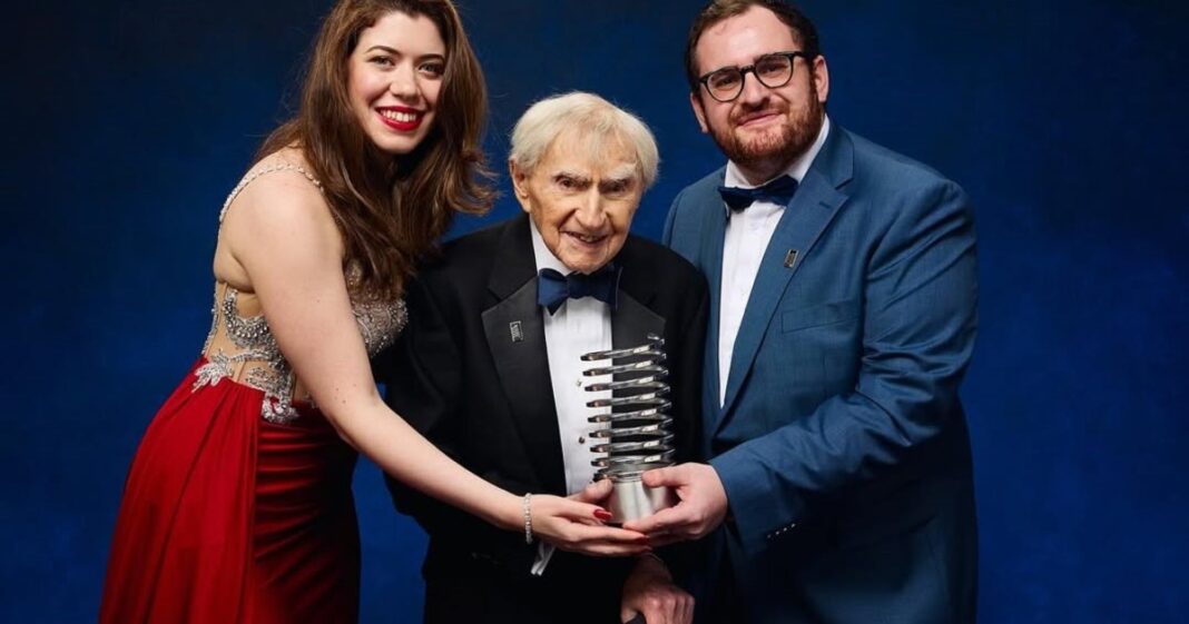 Howard Tucker, neurólogo de 103 años, sonriendo mientras camina en una cinta de ejercicio