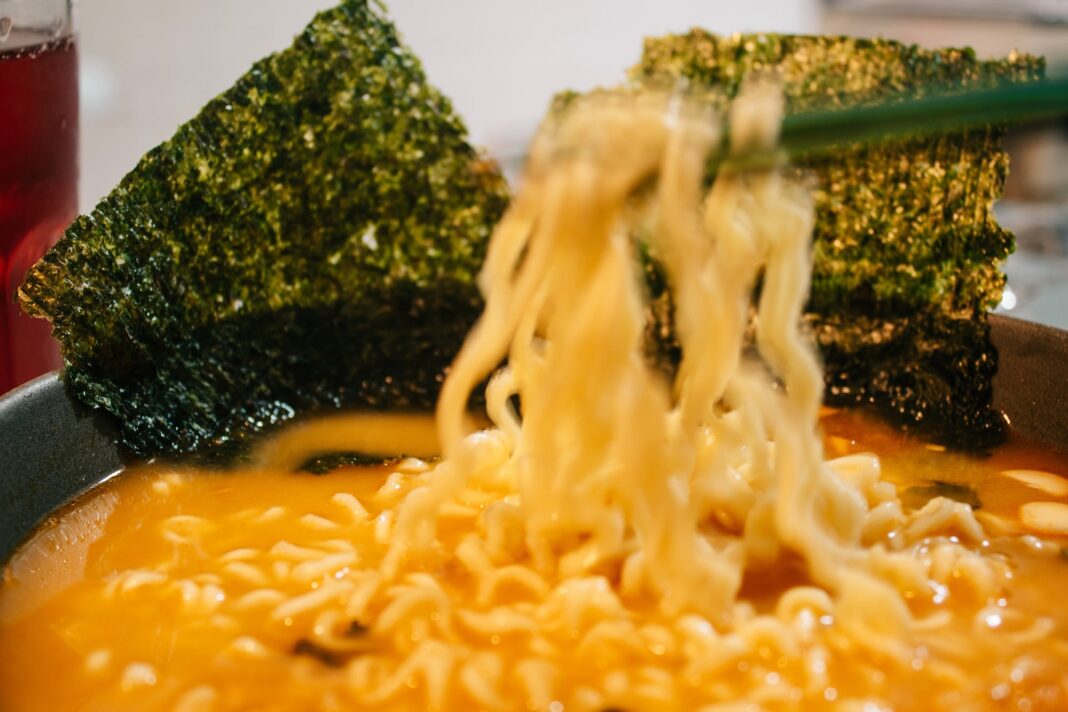 Láminas de alga nori seca, un ingrediente versátil y nutritivo.