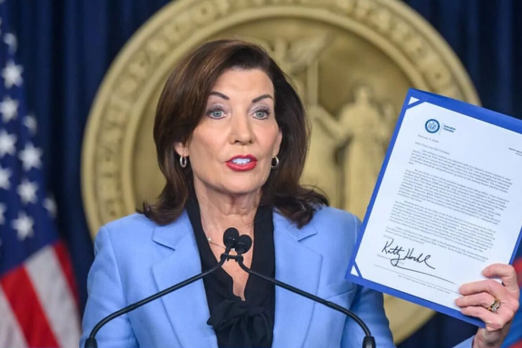 Gobernadora Kathy Hochul anuncia cambios en la ley de asistencia a víctimas en Nueva York.
