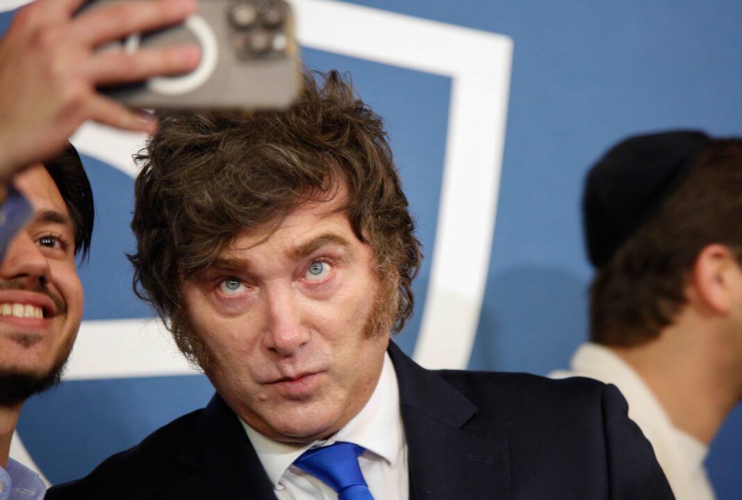 Presidente Javier Milei hablando en un evento y logo de la red social X en un teléfono móvil.