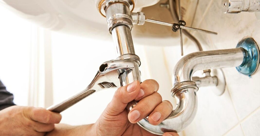 Comparativa antes y después del baño remodelado, mostrando el cambio de un espacio antiguo a uno moderno y luminoso.