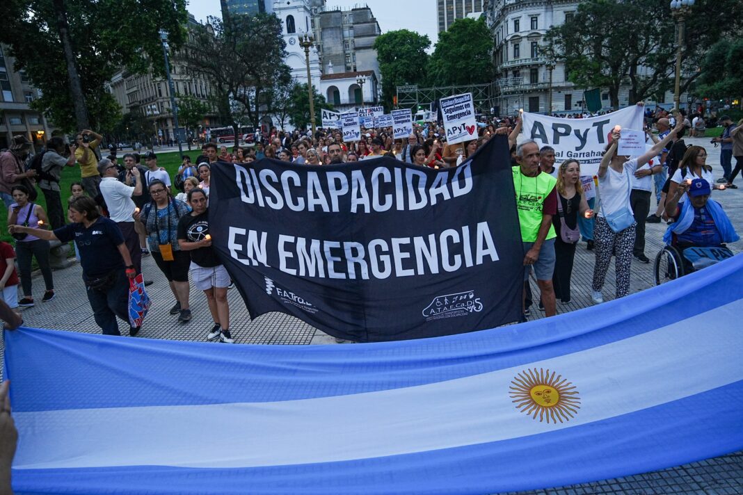 Manifestantes con carteles durante la marcha del colectivo de discapacidad