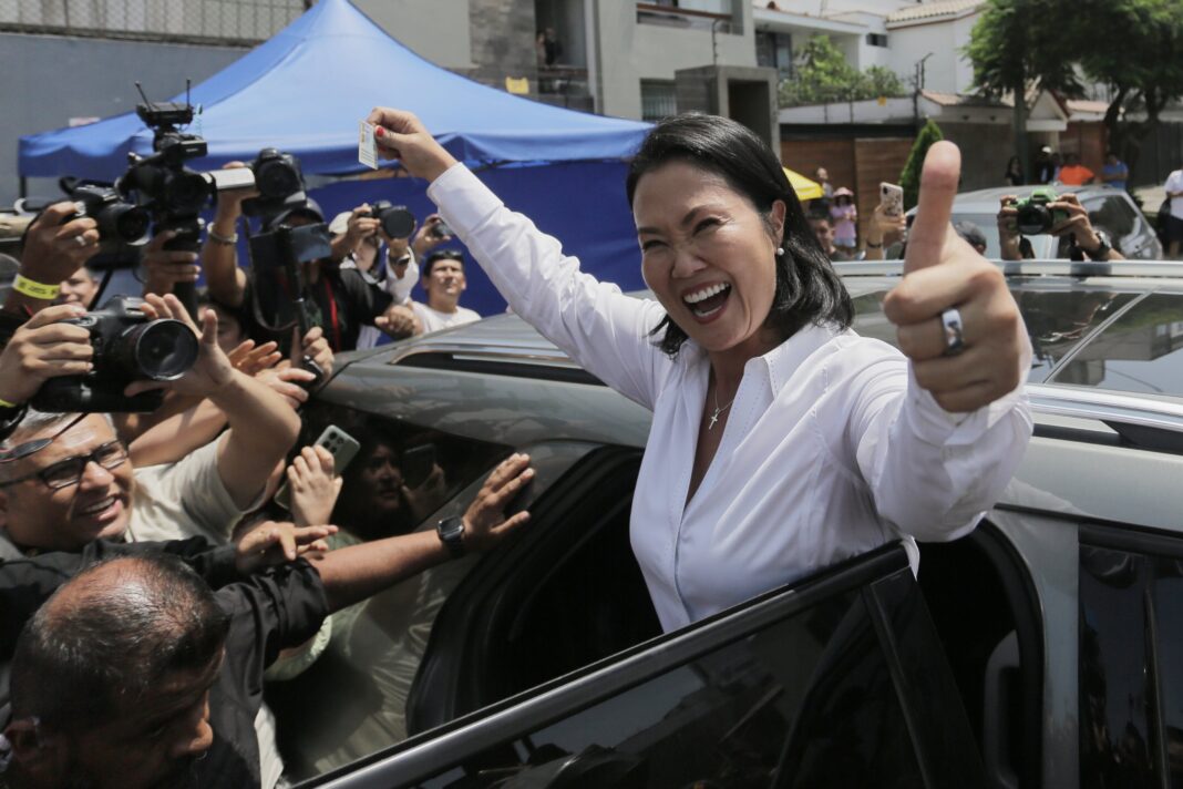 Keiko Fujimori saluda a sus seguidores tras los resultados de la primera vuelta electoral en Perú.