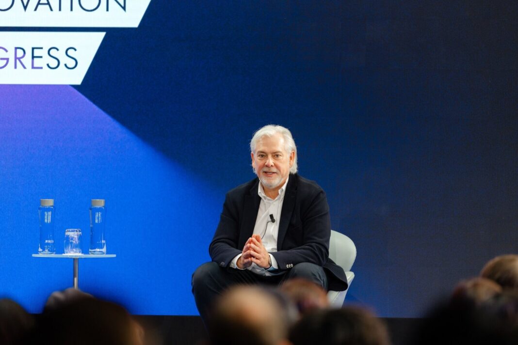 Ejecutivos de Philip Morris International en una conferencia sobre innovación en productos de tabaco.