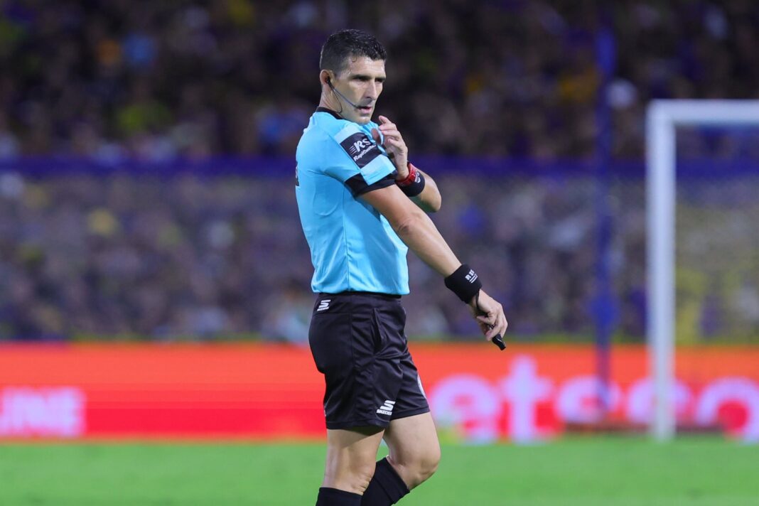 El árbitro Andrés Merlos revisa la jugada en el monitor del VAR durante Boca vs Independiente.